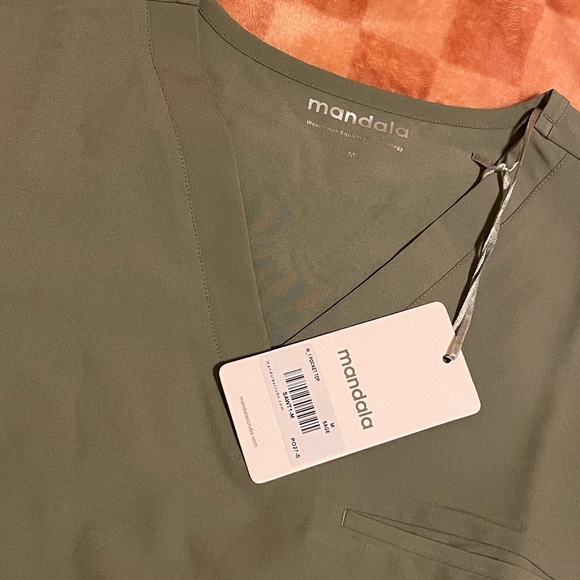 NWT Mandala Green - Medium - Picture 1 of 7
